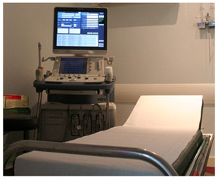 Photo couleur : Poste d'échographie à l'Hôpital Paul Brousse
