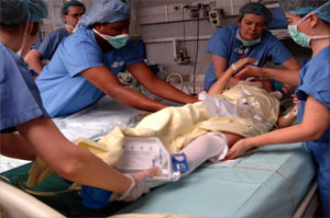 Photo couleur : Transfert d'un patient en salle de réveil.