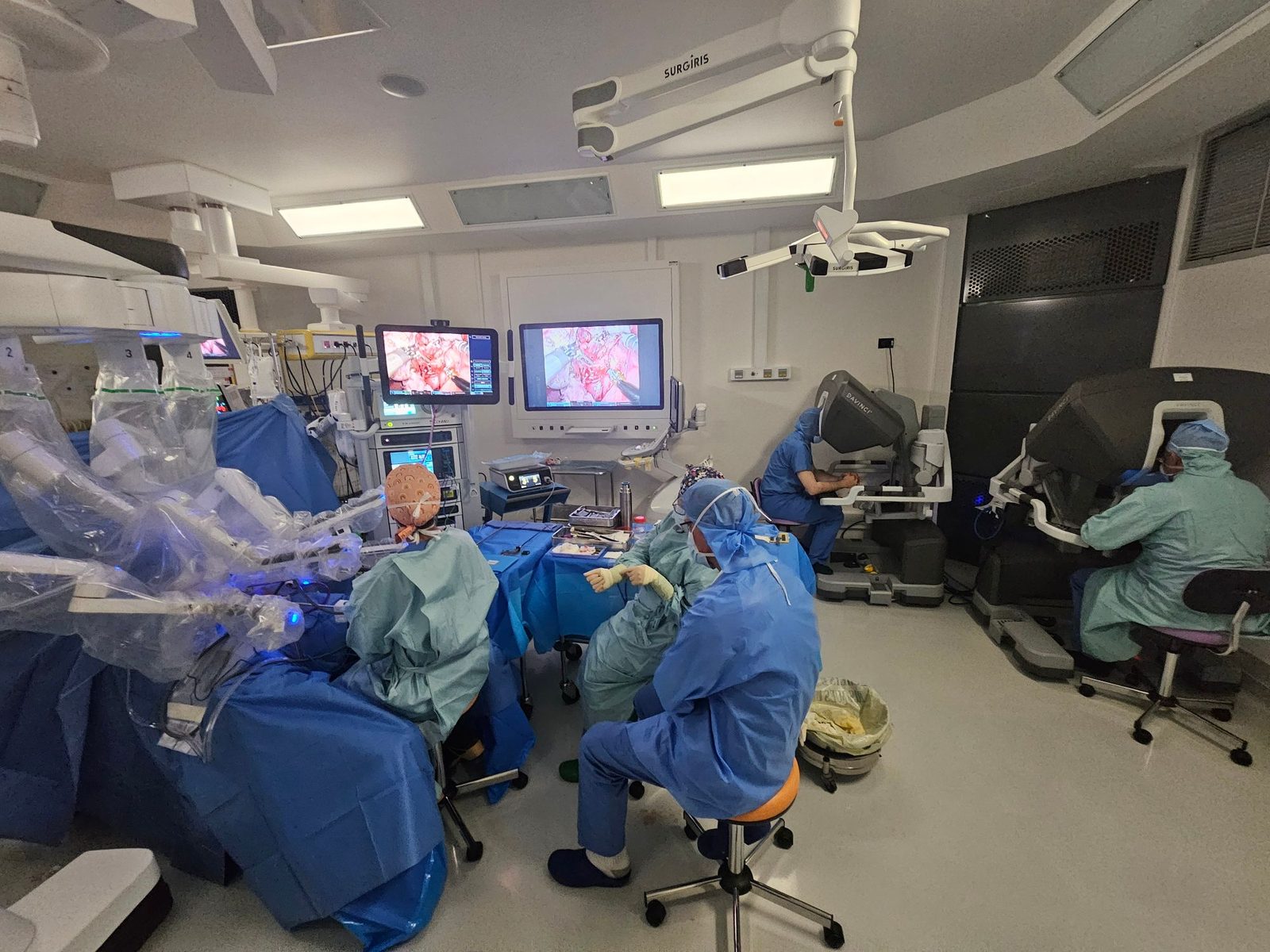 Chirurgie robotique assistée par robot Da Vinci au bloc opératoire du Centre Hépato-Biliaire